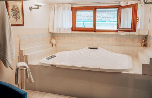 Senigallia House | Suite in Open Space con Jacuzzi in Villa Iris, Parcheggio Privato in Giardino, in Centro Città