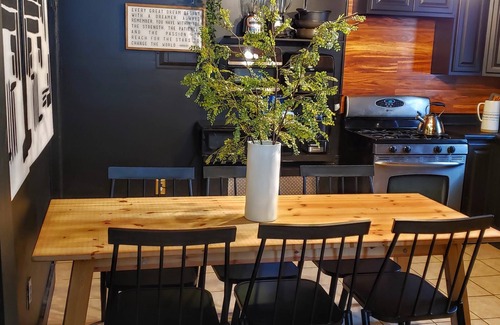 Weequahic House | SUITE JERSEY: Stylish Suite for Lg Groups + Outdoor Event Space Near NYC & EWR