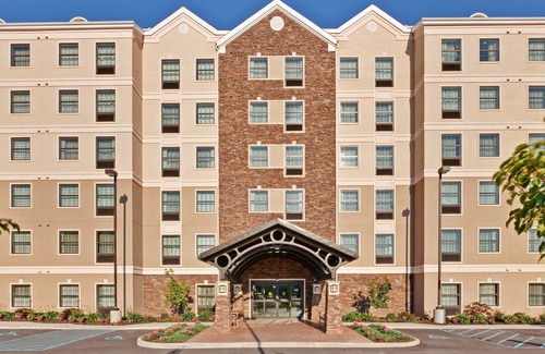 West Seneca Condo | Suite Just 30 Miles from Niagara Falls | Indoor Pool, Shared Hot Tub + Gym