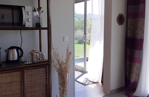 Saint-Sauves-d'Auvergne Bed & Breakfast | Suite with terrace, overlooking the Monts du Sancy, near La Bourboule.