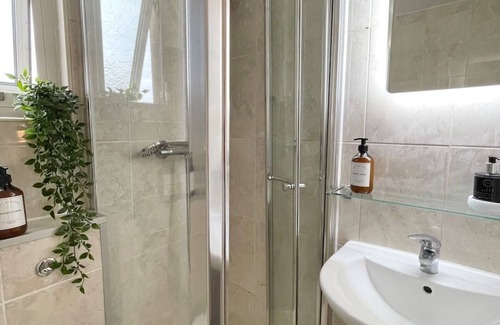 Somers Town Apartment | Suite with Private Bathroom in Camden