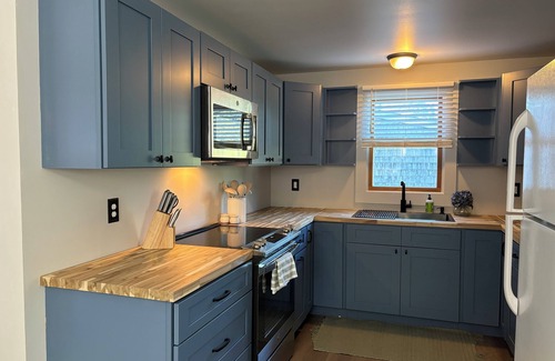 Plymouth Cottage | Summer 2025 OPEN 2BR cottage steps to White Horse Beach. Sleeps Six.