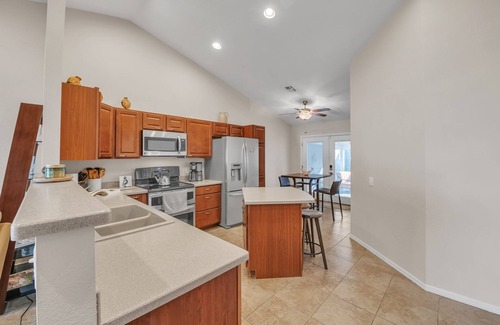Paradise Valley Village House | Summer all year round by RedAwning