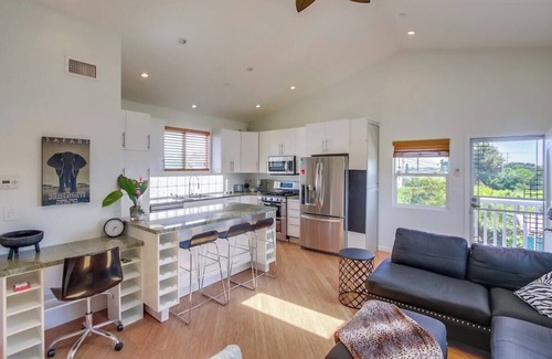 Bay Park Cottage | Summer at Safari Bay Hideaway-pet friendly yard!
