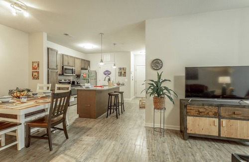 Collegedale Apartment | ✪ Summer Breeze ✪ FREE Parking, Pool & Gym!