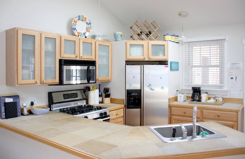 Lakeside Cottage | Summer Getaways Still Available! Short walk to a private beach!
