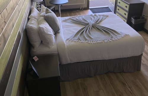 Davenport Apartment | Summer is HERE! Newly Renovated Hotel Minutes from Boat Launches & Swimming