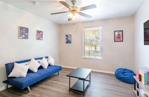 New Port Richey Apartment | Summer Lakes 15 Min from Beach | Laptop Workspace!