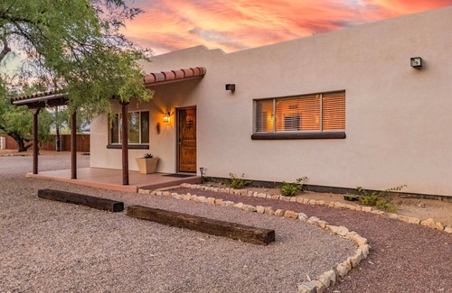 Tanque Verde House | Summer Low Rates-Pool, Pickleball, BBQ Solana #1