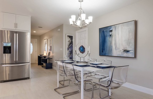 Naples Park House | SUMMER PROMO! Designer House, Heated Pool & Spa, close to beaches, FREE Bikes