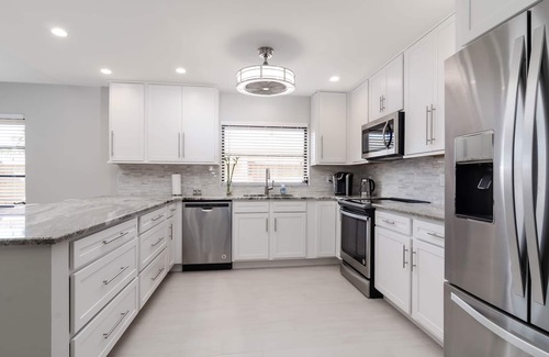 Naples Park House | SUMMER PROMO! Designer House, Heated Pool & Spa, close to beaches, FREE Bikes