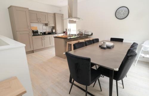 Dunstan House | Summer Rose