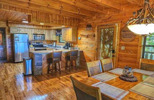 Gatlinburg - Pigeon Forge Cabin | Summer Specials - Gorgeous Mtn Views - King Beds - Hot tub - New Grill