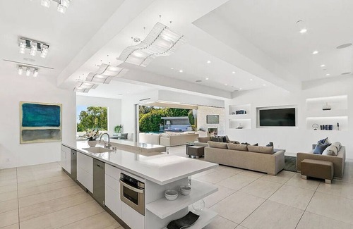 Bel Air House | Summit Serenity: Modern Luxury