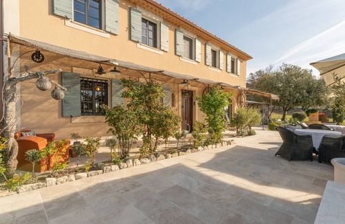 Murs Villa | Sumptuous 5-star bastide with views of the Luberon, swimming pool, garden and Wi-Fi.