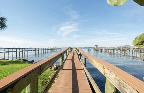 Averill Farms House | Sun and citrus Oasis steps to the beach and a private pier for sunsets🌅💫🍊