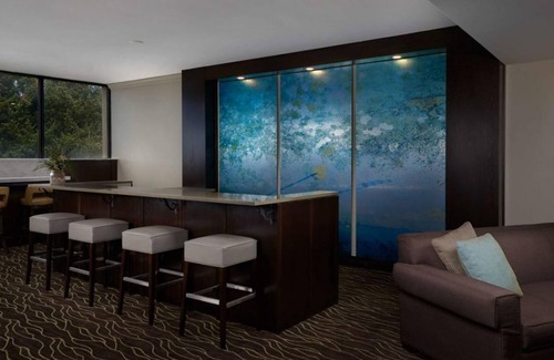 Newport House | Sun and Sand! Hillside View, Indoor Swimming Pool, Free Parking!