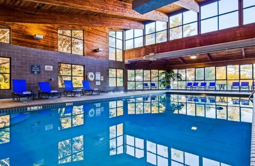 Newport House | Sun and Sand! Hillside View, Indoor Swimming Pool, Free Parking!