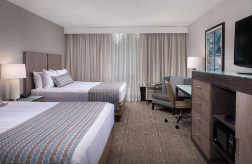 Newport House | Sun and Sand! Hillside View, Indoor Swimming Pool, Free Parking!