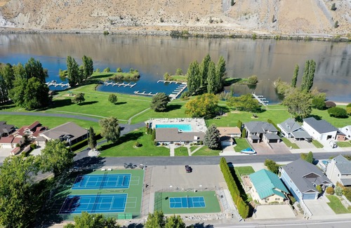 Orondo House | Sun Cove - Lake Entiat - 4 bedroom + fenced yard + Lake and Mountain views