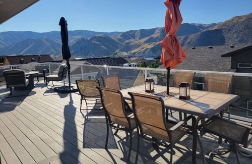 Orondo House | Sun Cove - Lake Entiat Getaway - 3 bedroom + loft with lake views!n