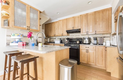 Arlington Ridge House | Sun-Filled 4BR House | Private Yard | Family & Pet Friendly | Arlington/DC