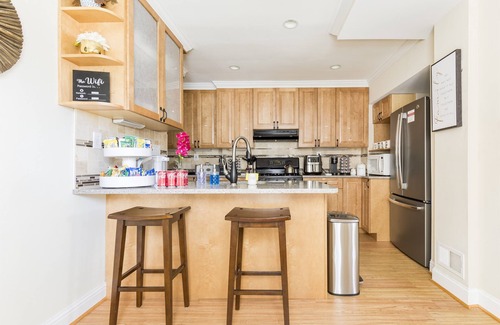 Arlington Ridge House | Sun-Filled 4BR House | Private Yard | Family & Pet Friendly | Arlington/DC