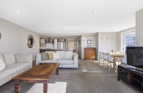 Mount Maunganui Apartment | Sun filled & Spacious with Ocean Views & beach