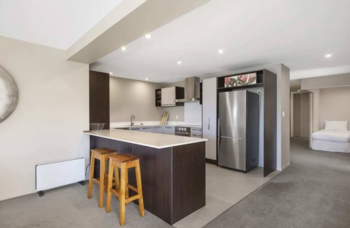 Mount Maunganui Apartment | Sun filled & Spacious with Ocean Views & beach