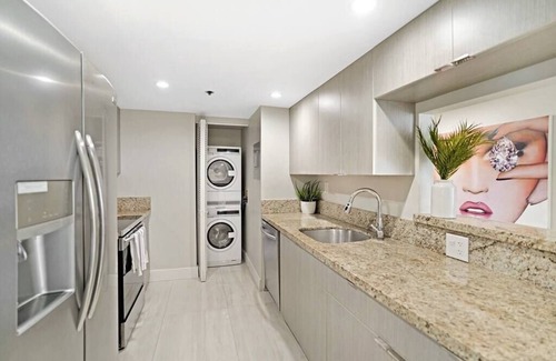 Downtown Miami Condo | Sun-Kissed & Sunshine! 2 Bedroom Condo, Water and City Views