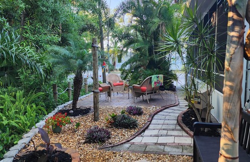 Braden River Cottage | Sun Outdoors: Private, Cozy & Loaded with Perks! Golf Cart Included