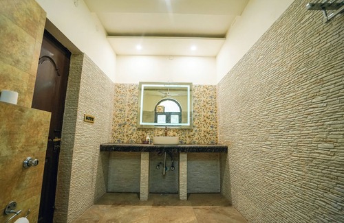Gurugram Other | Sunahari Bagh- Luxurious 5-bedroom farmhouse in Gurugram with WiFi, AC