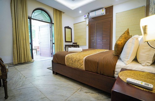 Gurugram Other | Sunahari Bagh- Luxurious 5-bedroom farmhouse in Gurugram with WiFi, AC