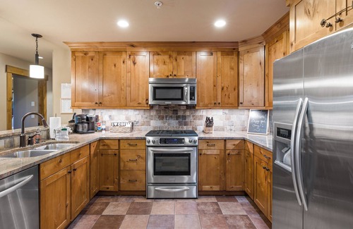 Cle Elum Condo | Suncadia golf view condo with seasonal pool and hot tub!