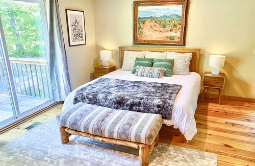 Mountainburg Cabin | Sundance Cabin: 20 acres w/hot tub + mountain view
