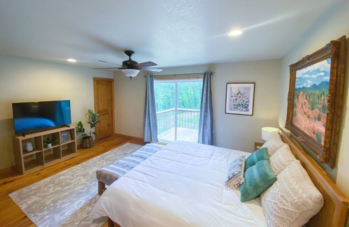 Mountainburg Cabin | Sundance Cabin: 20 acres w/hot tub + mountain view
