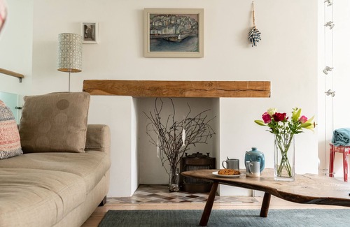 Brixham Apartment | Sundeck - sleeps 6 guests in 3 bedrooms