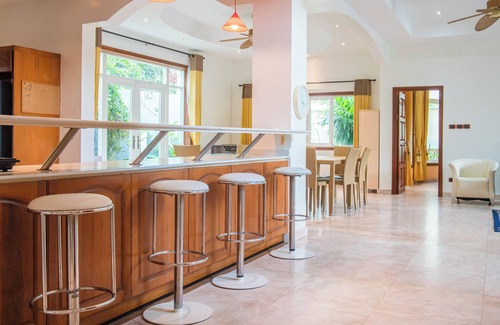 Kathu Villa | Sundrenched Oasis 7BR golf course Pool Villa,center of Phuket,15min-Patong Beach