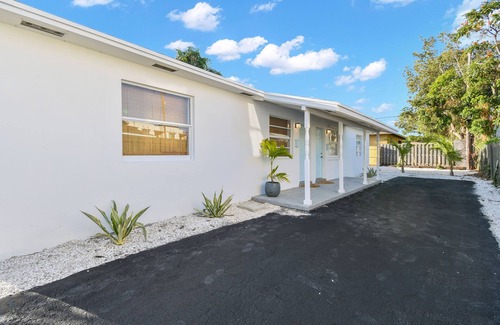 Southside Apartment | "Sunflower Cottage Apt" 2/1