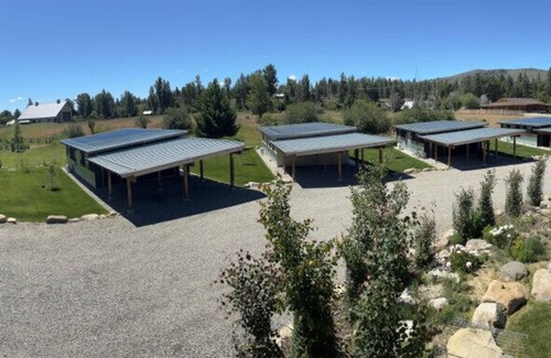 Winthrop House | Sunflower Resort Arnica Cabin with its K/Q bed config. is in ultra-quiet Winthrop South community, with a 5 minute walk to downtown on the pedestrian trail.