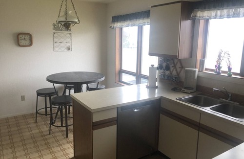 Sunland Estates House | Sunland Home Sleeps 10 adults. nMinutes to Concerts at the Gorge!