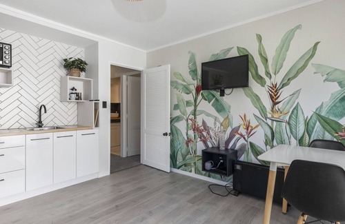 Leigh House | Sunlit Abode - Leigh Holiday Home