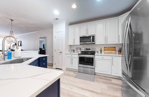 Sunset Island Condo | Sunlit island abode with bayside beach, pools, WiFi, balcony, & AC