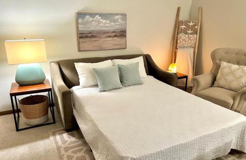 Hutchinson House | Sunlit Maple Inn-Rest Awaits You