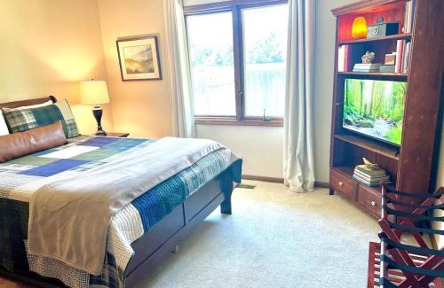 Hutchinson House | Sunlit Maple Inn-Rest Awaits You