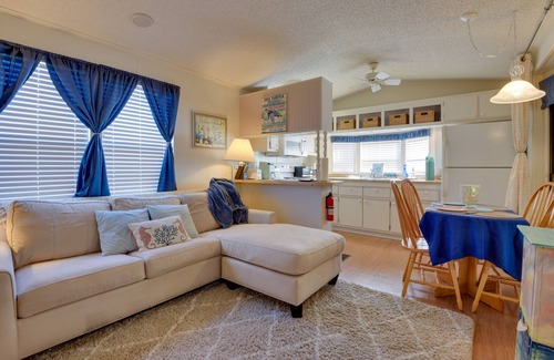 Braden River Cottage | Sunlit Sarasota Cottage w/Screened Porch!