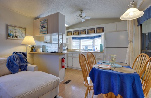 Braden River Cottage | Sunlit Sarasota Cottage w/Screened Porch!