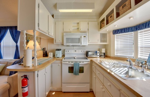 Braden River Cottage | Sunlit Sarasota Cottage w/Screened Porch!