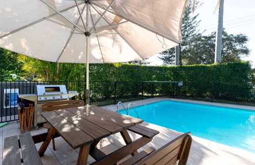 Mona Vale Apartment | Sunlit Studio mins from Beach w/t Secluded Pool.