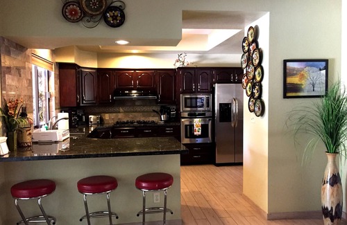 Paradise House | Sunlit Villa - Sophisticated, Luxurious, Elegant, minutes from the Strip